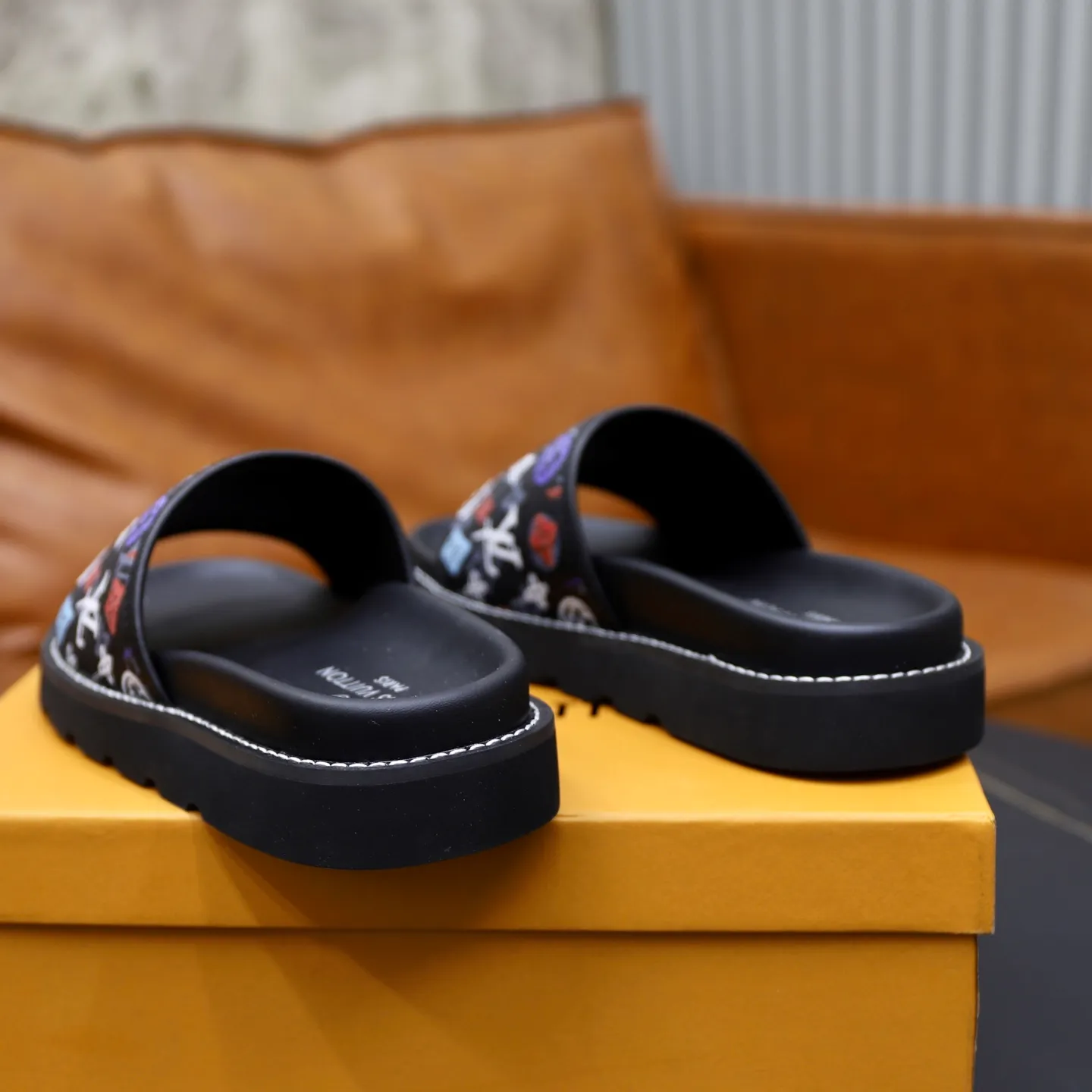 Ex-factory price: 320💰🙅‍♂️🙅‍♂️🙅‍♂️ Brand: LV Louis Vuitton Standard code: 38-45 Grade: Same as the official website Material: Original material design Original rubber wear-resistant molded outsole Style category: Men's fashion sandals Distinguished luxury brand elements Top luxury Color: Actual picture color